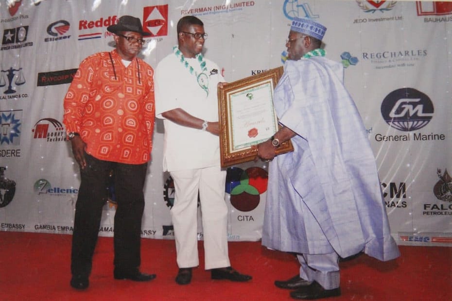 Eliezer recieving an award as a facilities management company